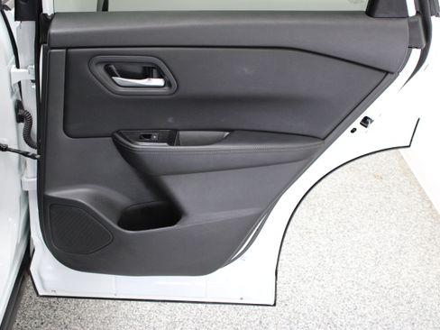 Used 2025 Nissan Rogue SV FWD image 33