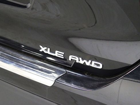 Used 2024 Toyota Highlander XLE AWD/4WD image 46