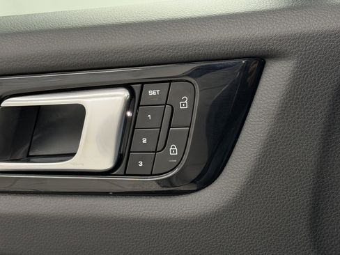 Certified 2023 Porsche Cayenne Platinum Edition image 29