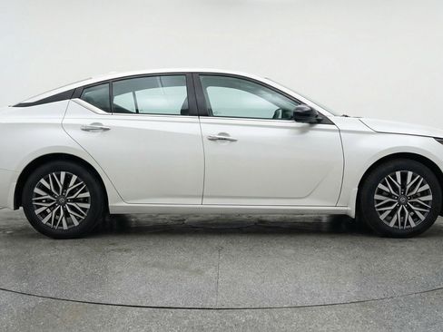 Used 2025 Nissan Altima 2.5 SV image 11
