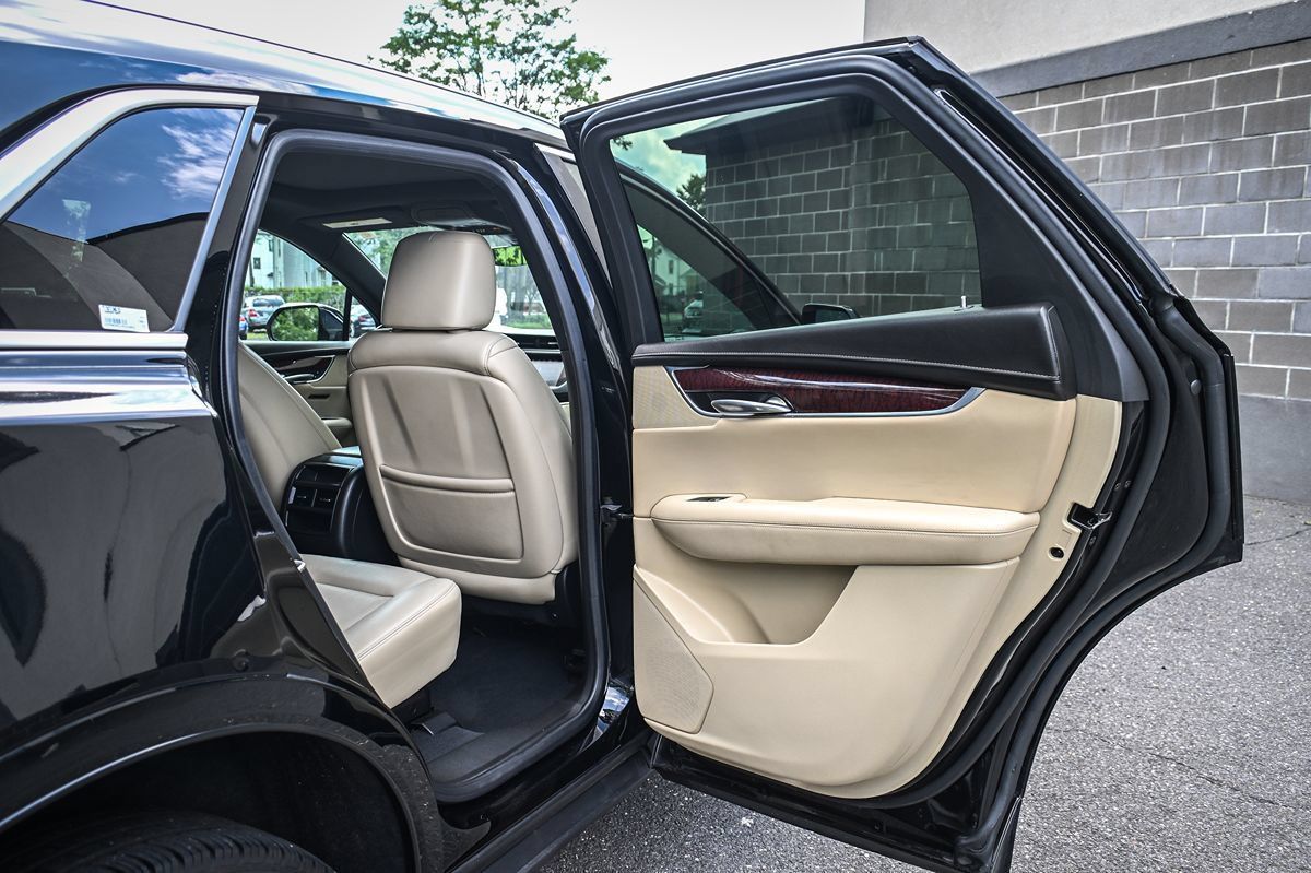 Used 2018 Cadillac XT5 Luxury w/ Driver Awareness Package FWD image 14