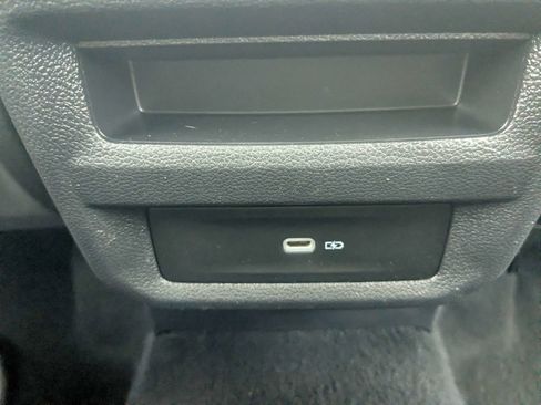 Used 2022 Volkswagen Taos SE FWD image 17