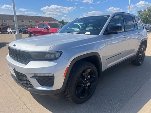 Used 2024 Jeep Grand Cherokee Limited w/ Black Appearance Package image 9