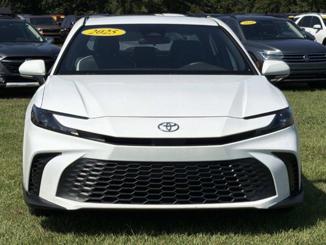 Used 2025 Toyota Camry SE FWD image 3
