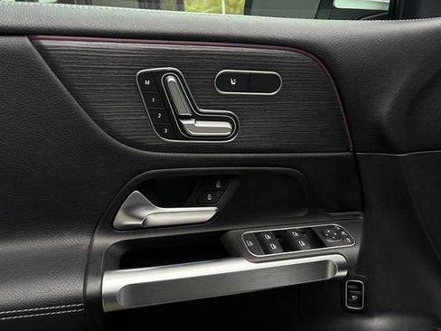 Used 2022 Mercedes-Benz GLB 250 4MATIC image 10