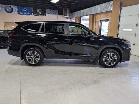 Used 2025 Toyota Highlander XLE image 11