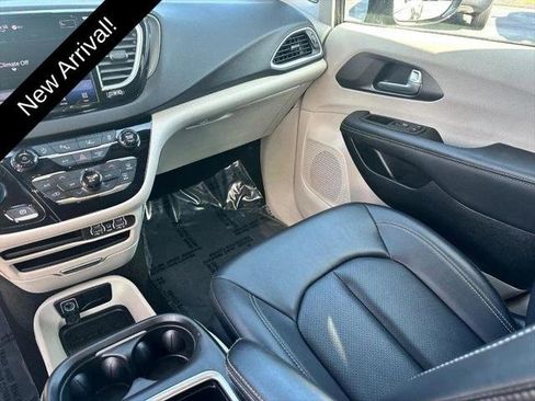 Certified 2024 Chrysler Pacifica Touring-L FWD image 16