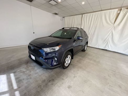 Used 2021 Toyota RAV4 XLE AWD/4WD image 4