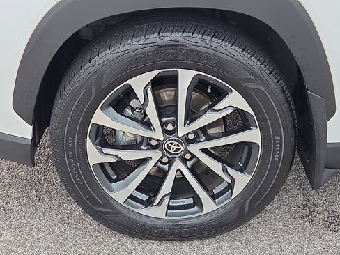 Used 2024 Toyota Corolla Cross XLE image 7