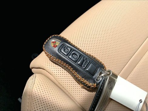 Used 2025 Porsche Cayenne image 13