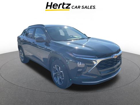 Used 2025 Chevrolet Trax LT image 1