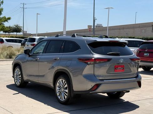 Used 2026 Toyota Highlander Platinum AWD/4WD image 5