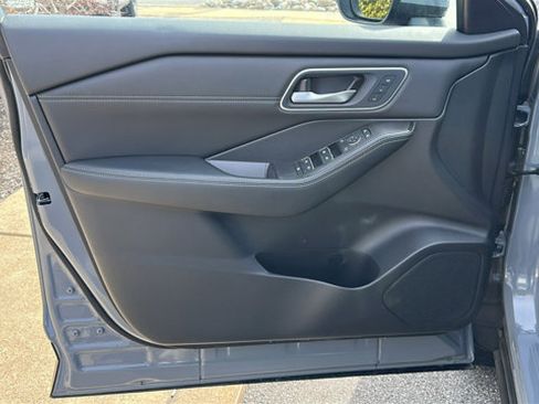 Certified 2025 Nissan Rogue Platinum image 13