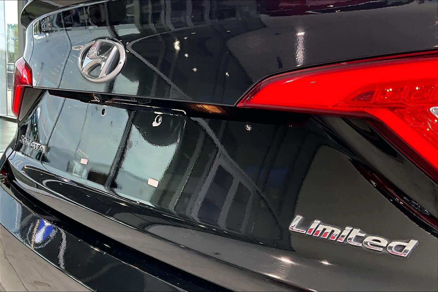 Used 2017 Hyundai Sonata Limited w/ Ultimate Package 04 FWD image 9