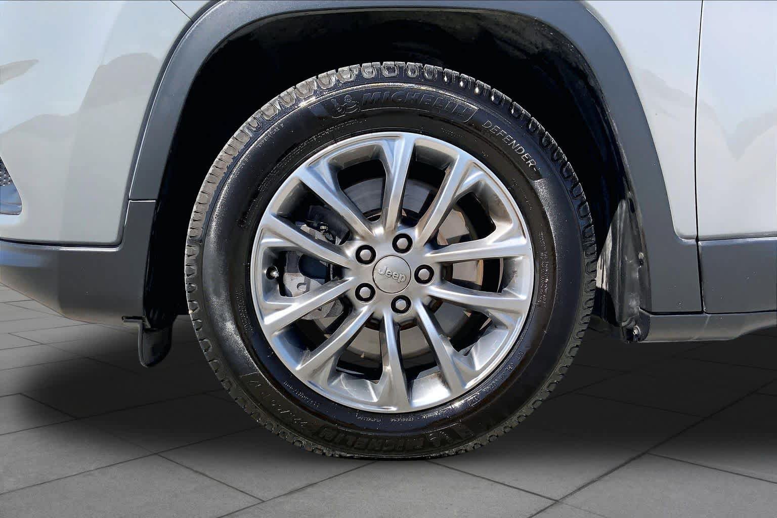 Used 2021 Jeep Cherokee Latitude Plus FWD image 11