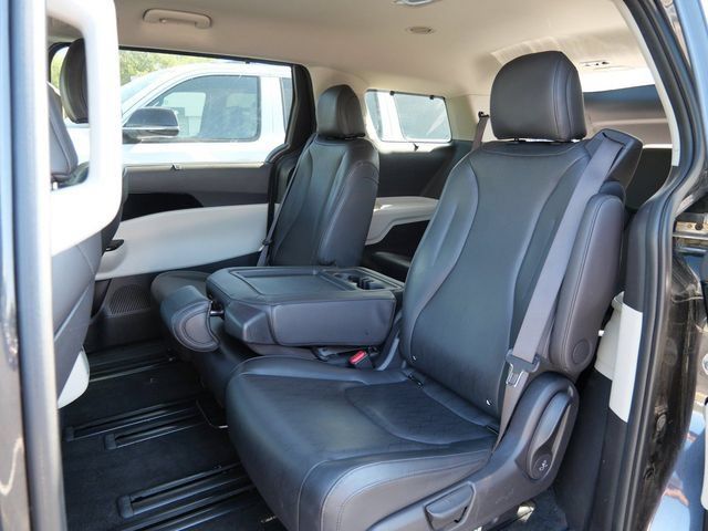 Used 2024 Kia Carnival EX FWD image 11