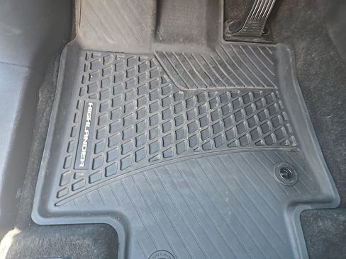 Used 2023 Toyota Highlander XLE image 13