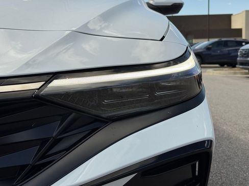 Used 2025 Hyundai Elantra Limited image 10