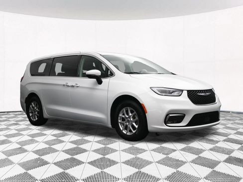Used 2023 Chrysler Pacifica Touring-L FWD image 45