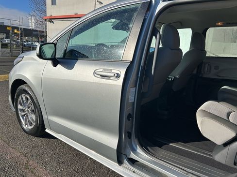 Certified 2024 Toyota Sienna LE image 11