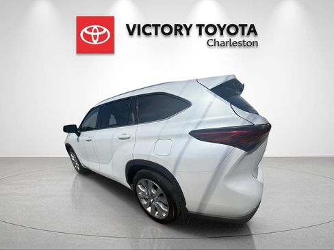 Used 2022 Toyota Highlander Limited AWD/4WD image 3