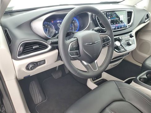 Used 2023 Chrysler Pacifica Touring-L image 18