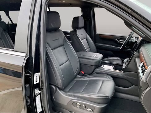 Used 2025 GMC Yukon XL Denali AWD/4WD image 8