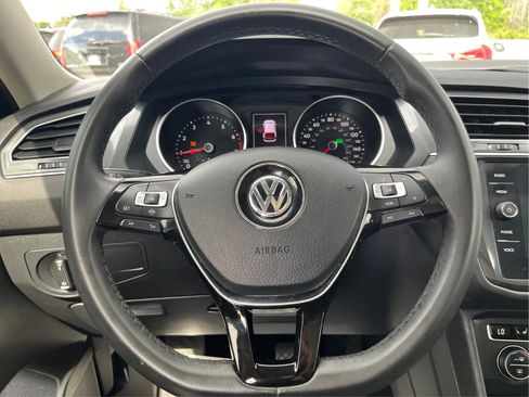 Used 2020 Volkswagen Tiguan SE image 17