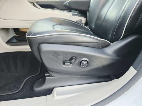 Used 2022 Chrysler Pacifica Limited AWD/4WD image 38