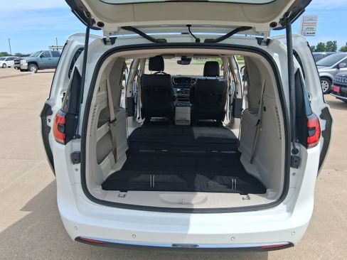 Used 2023 Chrysler Pacifica Touring-L FWD image 21