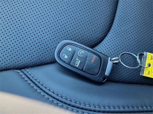 Used 2020 Jeep Cherokee Limited w/ Luxury Group image 16