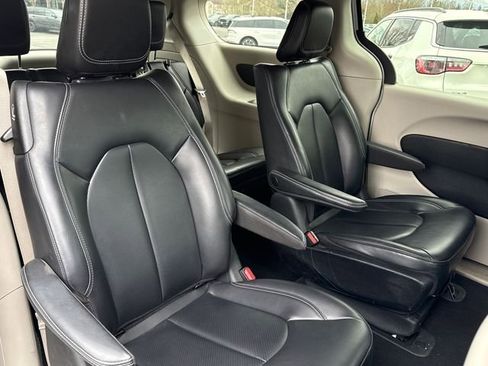Used 2023 Chrysler Pacifica Touring-L image 24