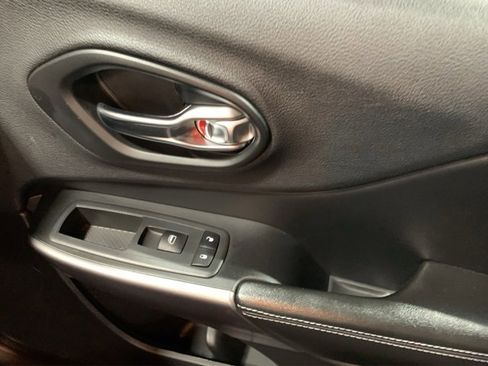 Used 2019 Jeep Cherokee Latitude w/ Popular Appearance Group image 21