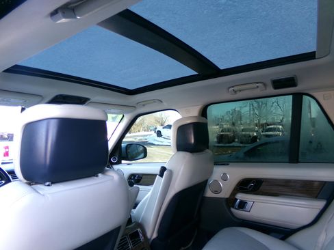 Used 2019 Land Rover Range Rover HSE image 18