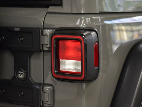 Used 2023 Jeep Wrangler Unlimited Sport AWD/4WD image 17