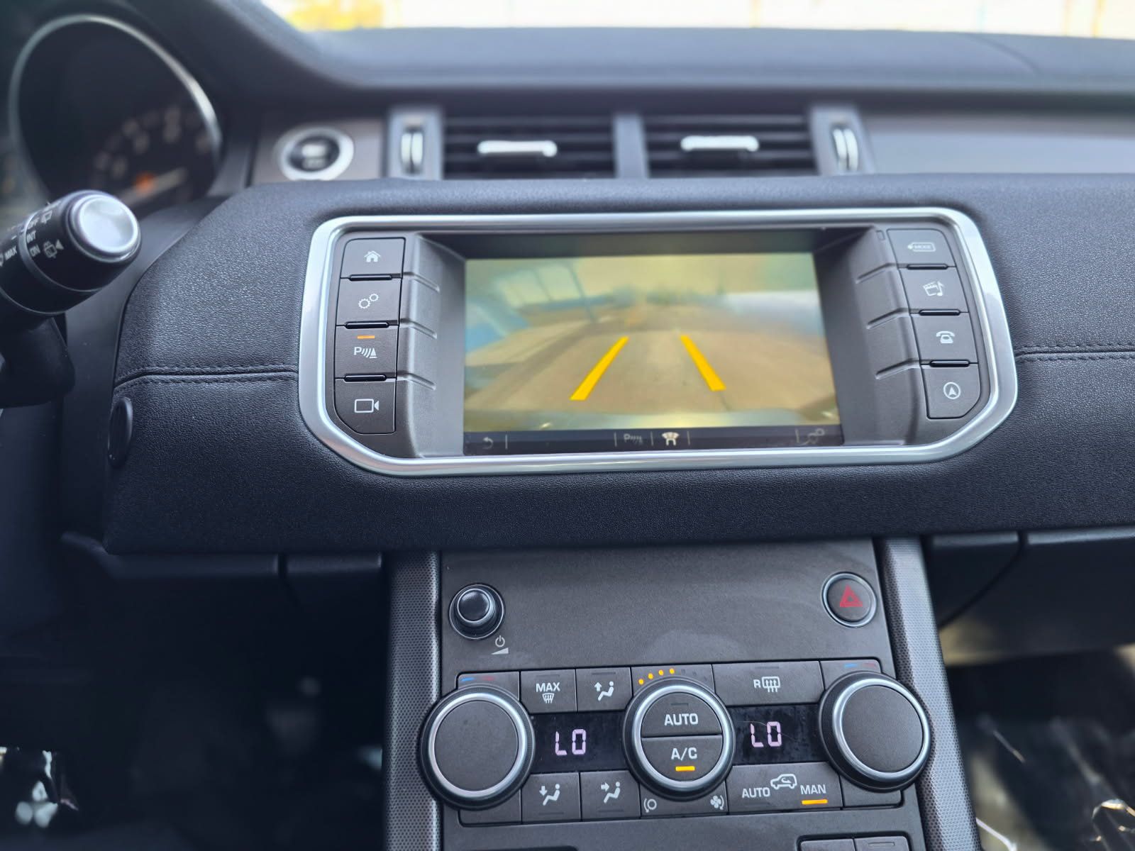 Used 2019 Land Rover Range Rover Evoque SE AWD/4WD image 15