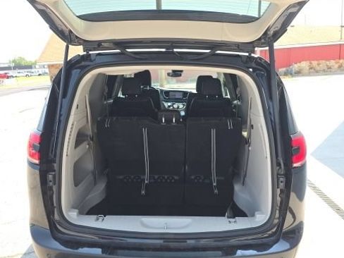 Used 2024 Chrysler Pacifica Touring-L FWD image 23