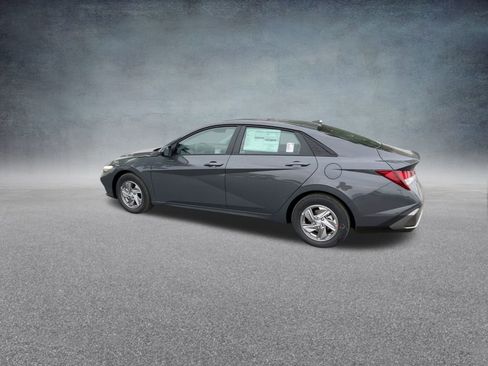 Used 2025 Hyundai Elantra SE image 16