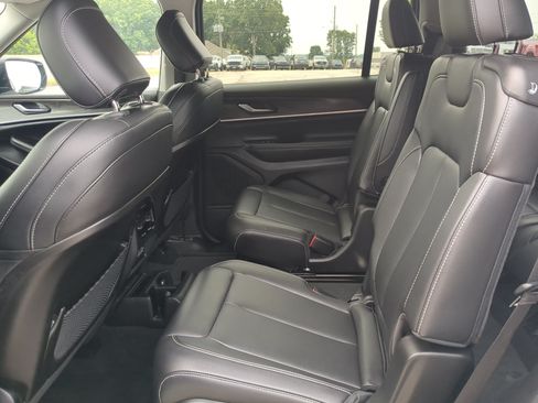 Used 2023 Jeep Grand Cherokee L Limited AWD/4WD image 12