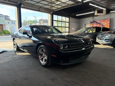 Used 2015 Dodge Challenger SXT RWD image 3