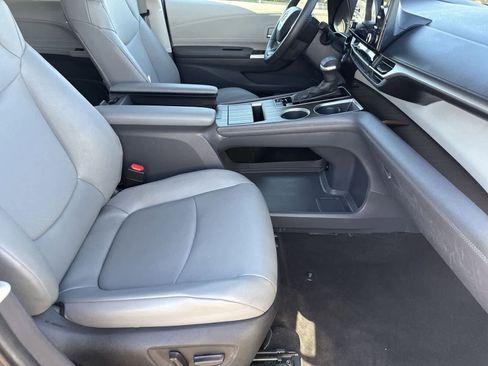 Used 2024 Toyota Sienna XLE FWD image 12