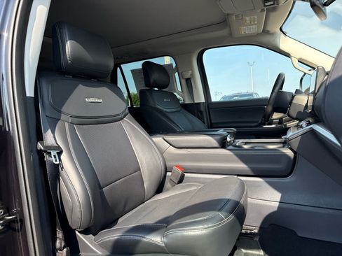 Used 2025 Ford Expedition Platinum AWD/4WD image 25