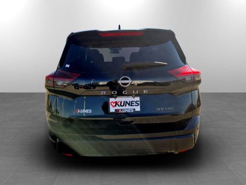 Used 2024 Nissan Rogue SV image 8