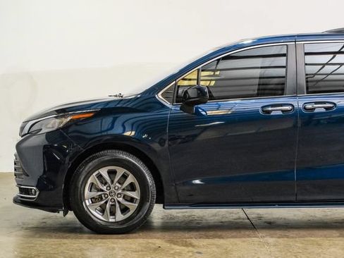 Used 2022 Toyota Sienna XLE w/ XLE Plus Package AWD/4WD image 19