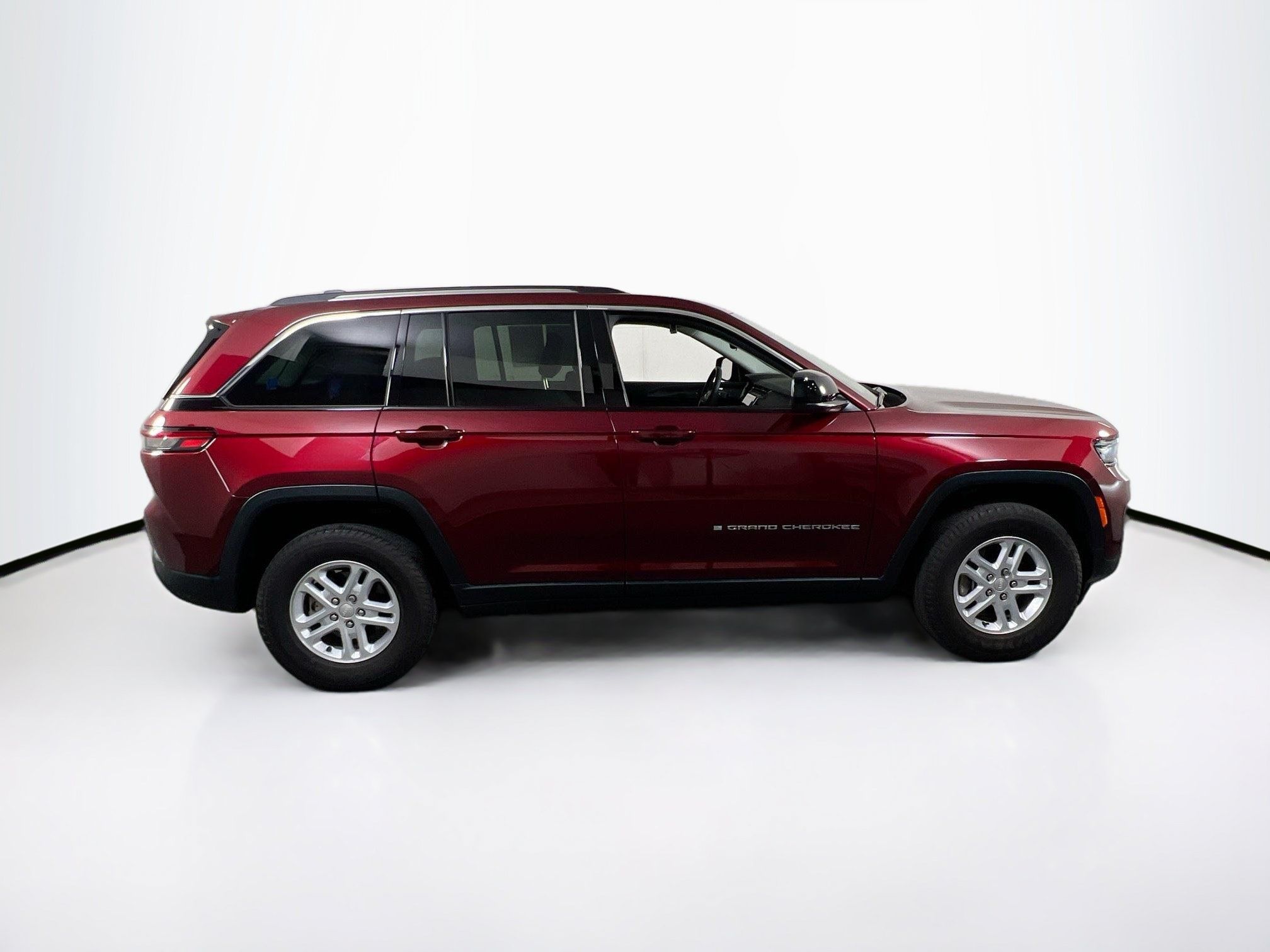 Used 2023 Jeep Grand Cherokee Laredo w/ Luxury Tech Group I AWD/4WD image 4