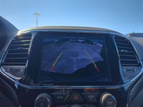 Used 2019 Jeep Grand Cherokee Laredo image 17