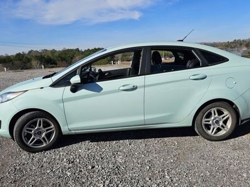Used 2018 Ford Fiesta SE image 3