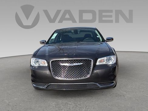 Used 2019 Chrysler 300 Touring w/ Chrome Appearance Package image 27