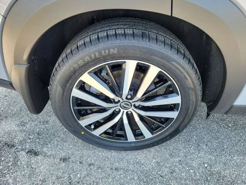 Used 2024 Nissan Pathfinder Platinum AWD/4WD image 7