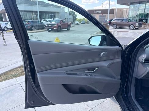 Used 2023 Hyundai Elantra SEL w/ Convenience Package FWD image 10